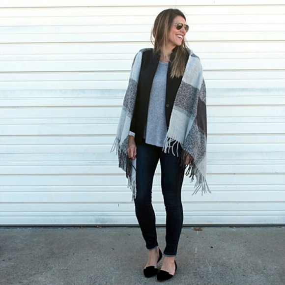 LOFT Accessories - EUC LOFT Hooded Scarf with Fringe Edging!!